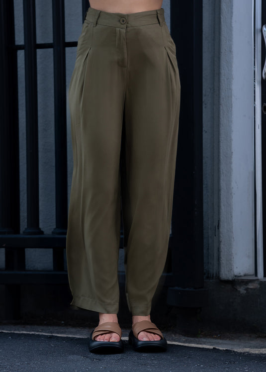 Wide leg pant with front pleats