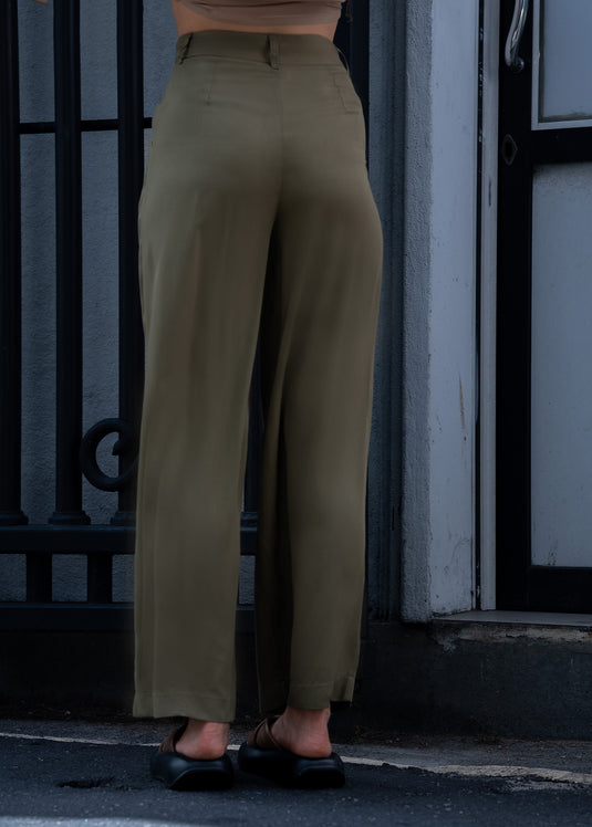 Wide leg pant with front pleats