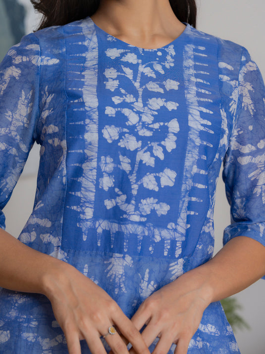 A-line dress detailed with round neckline yoke