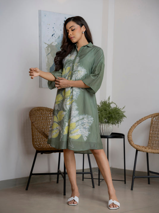 Collar detailed trapeze dress