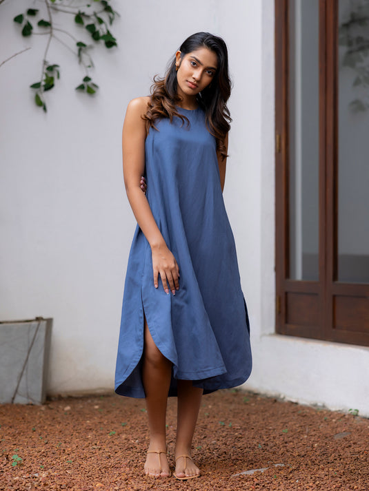 SLeeveless midi dress with curve hem