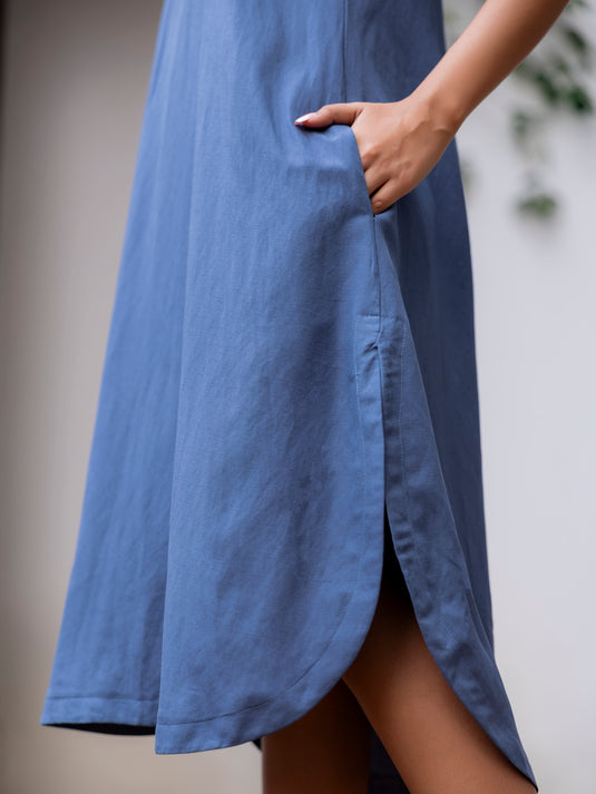 SLeeveless midi dress with curve hem