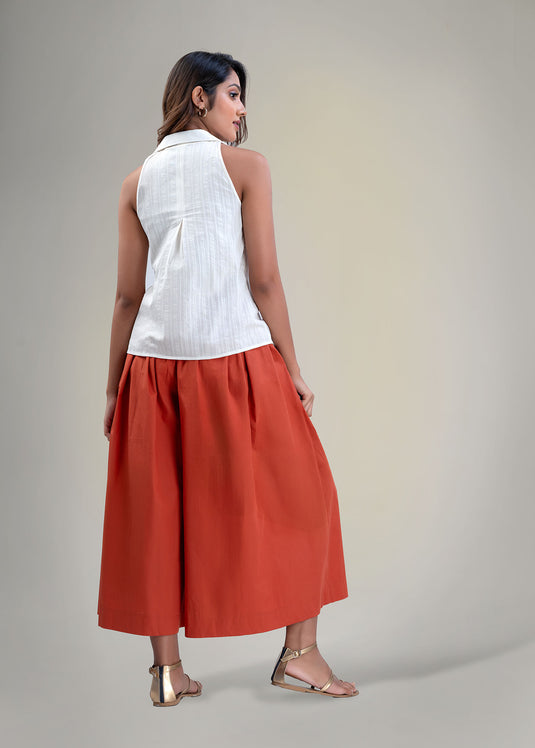 Sleeveless halte top with collar