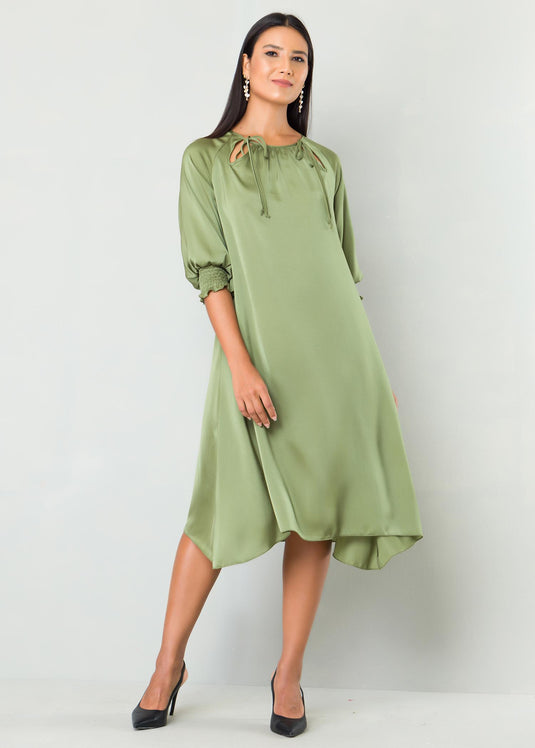 Keyhole detailed dress with smocked sleeve