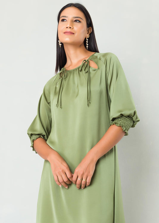 Keyhole detailed dress with smocked sleeve