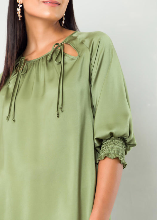 Keyhole detailed dress with smocked sleeve