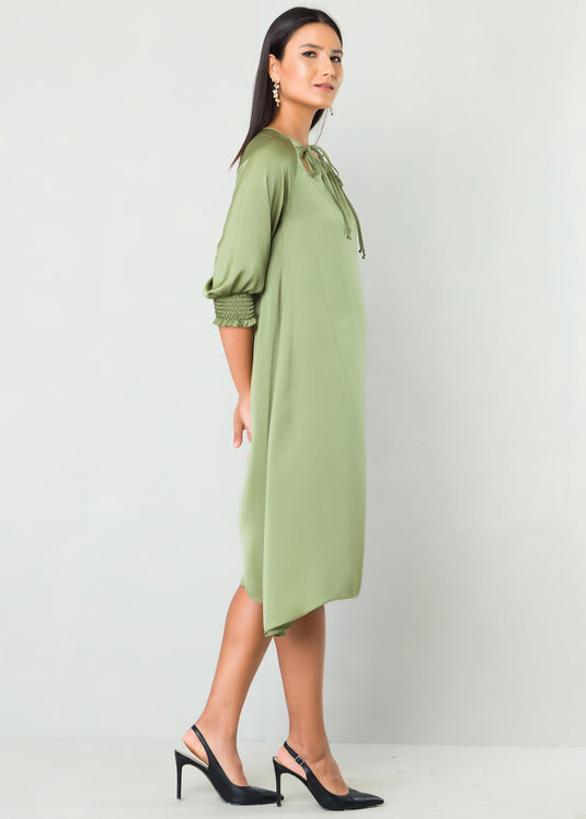 Keyhole detailed dress with smocked sleeve