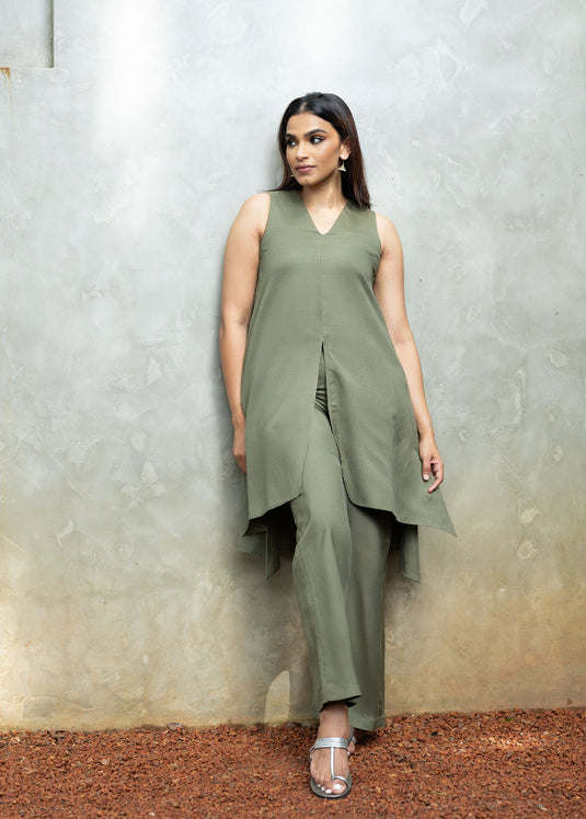 Sleeveless Kurtha Top With Front Slit