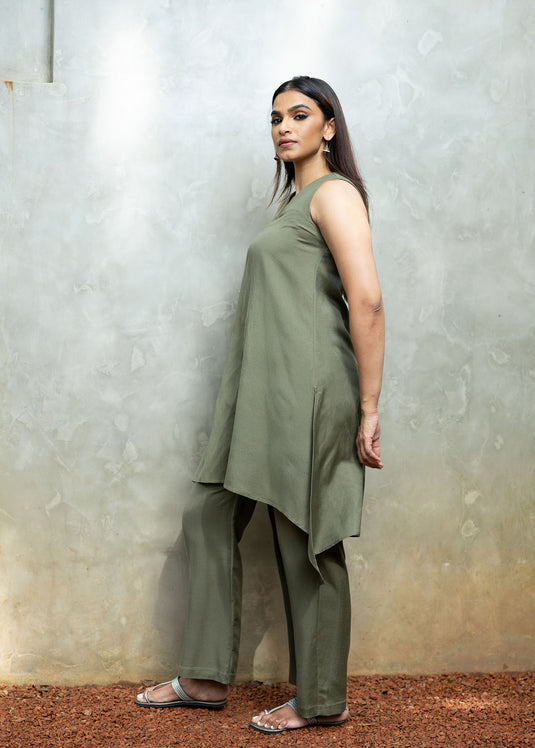 Sleeveless Kurtha Top With Front Slit