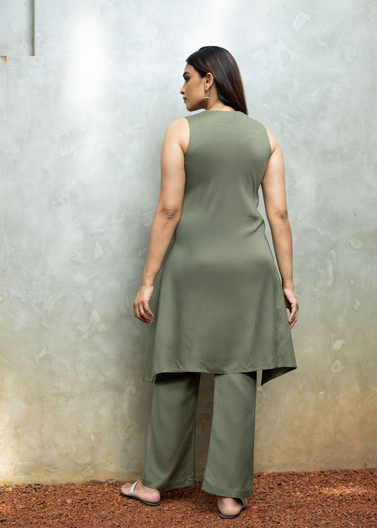 Sleeveless Kurtha Top With Front Slit