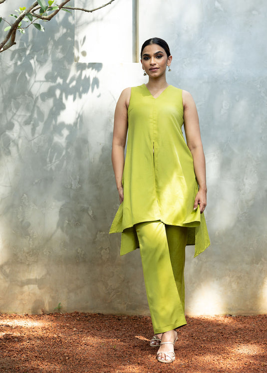Sleeveless Kurtha Top With Front Slit