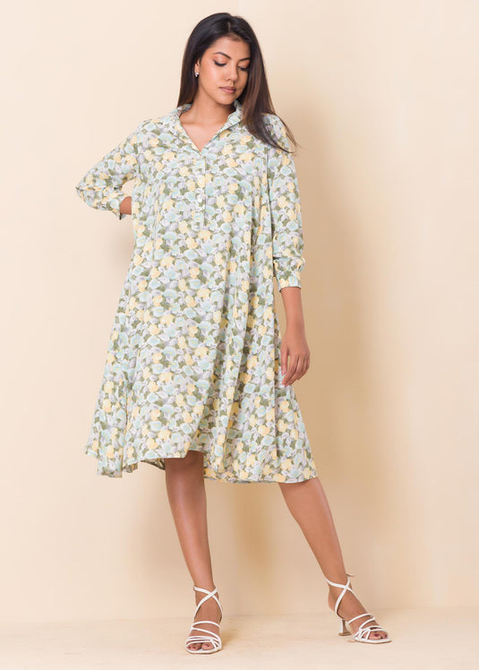 Printed volumy dress with collar