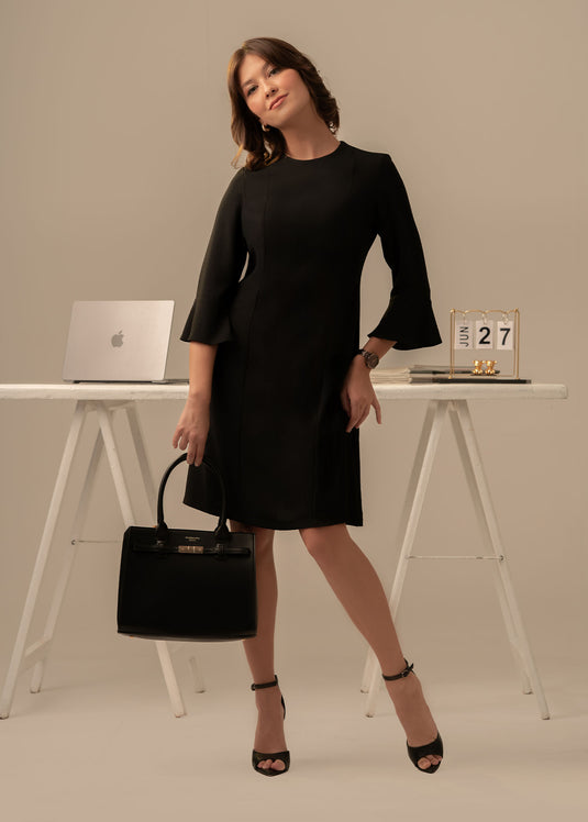 Short dress with flounce sleeve