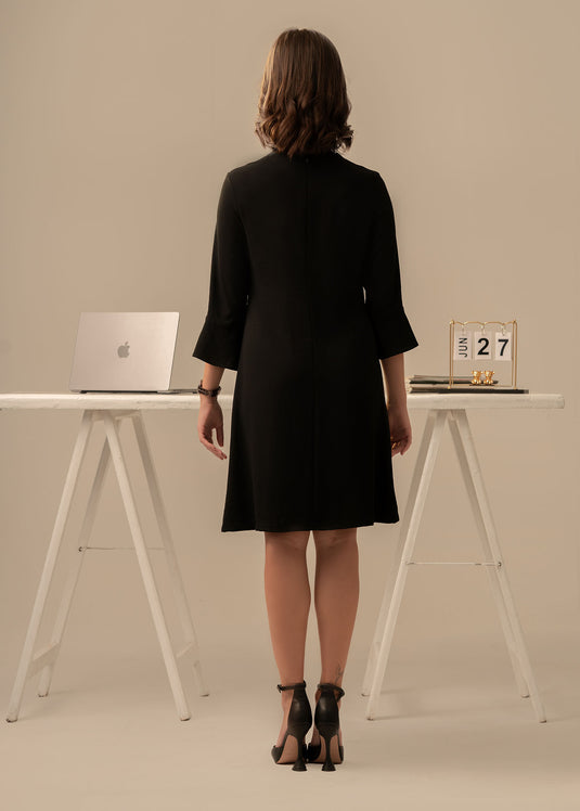 Short dress with flounce sleeve