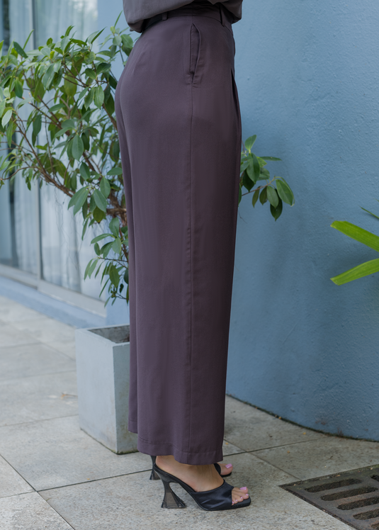 Wide leg pant with front pleats