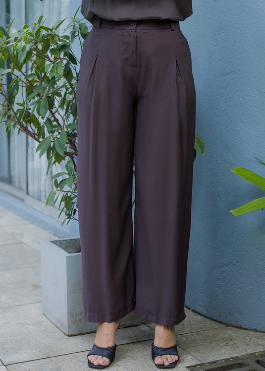 Wide leg pant with front pleats