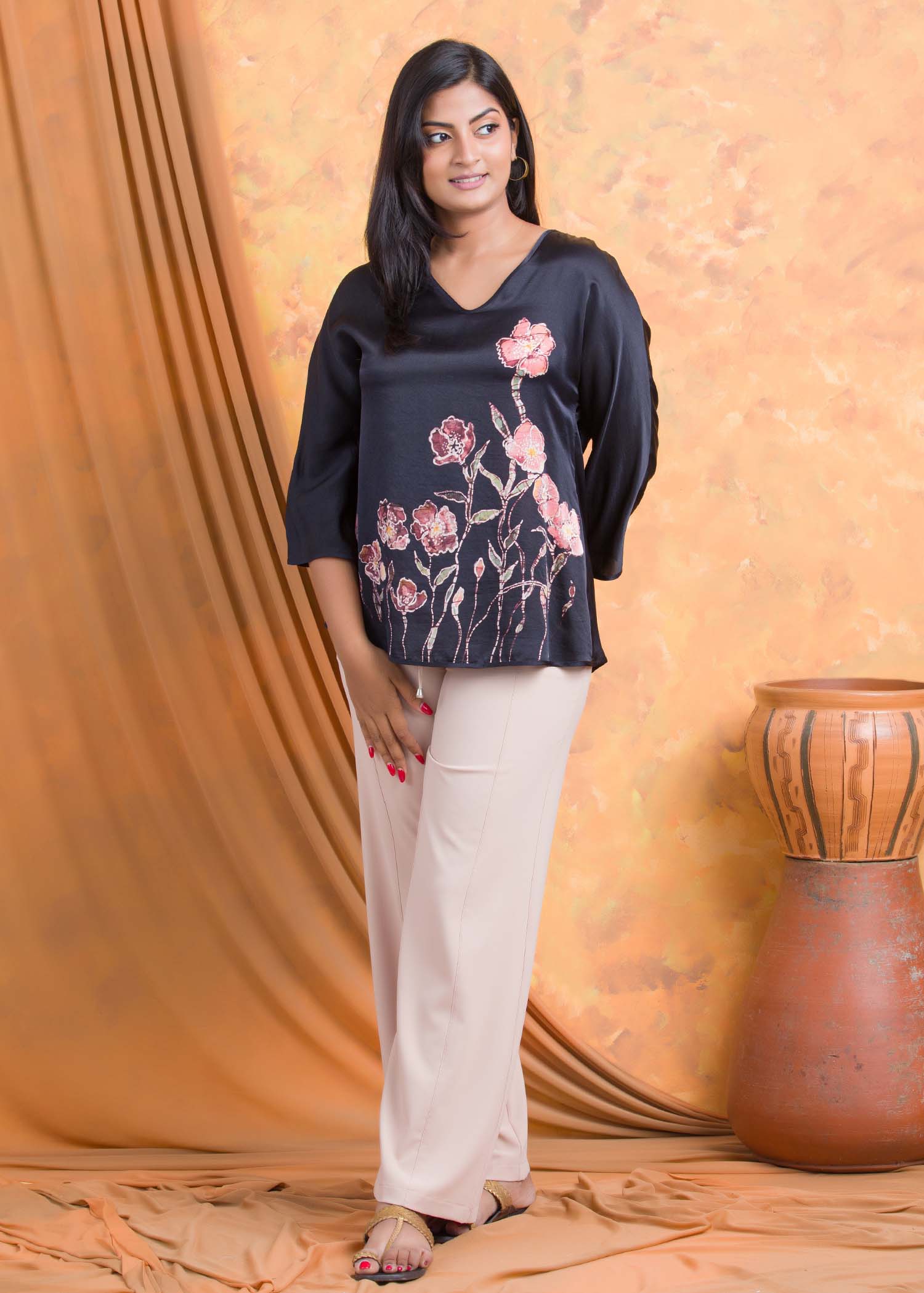 Floral and crack detailed V-neck batik top