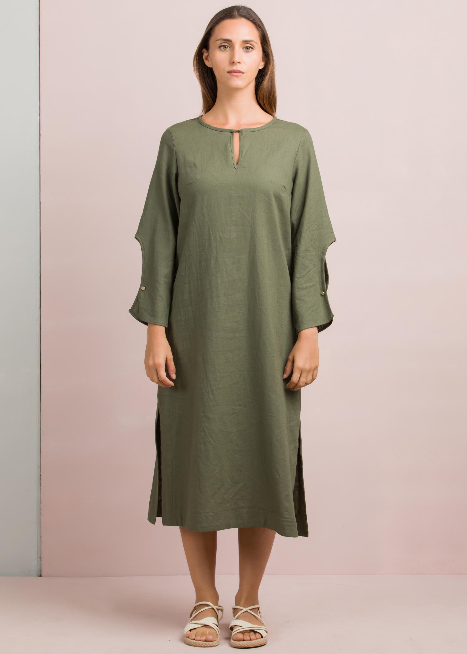 Round neck dress with sleeve cut-out