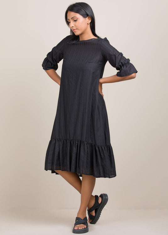 Tiered dress ith elasticated sleeve