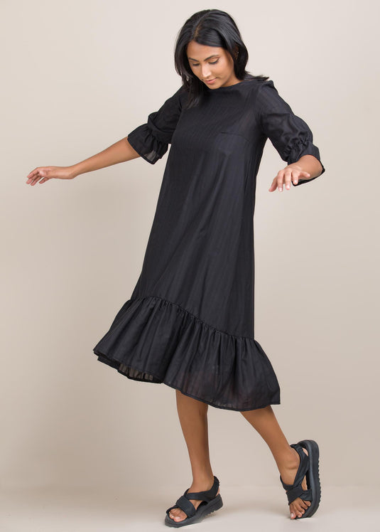 Tiered dress ith elasticated sleeve