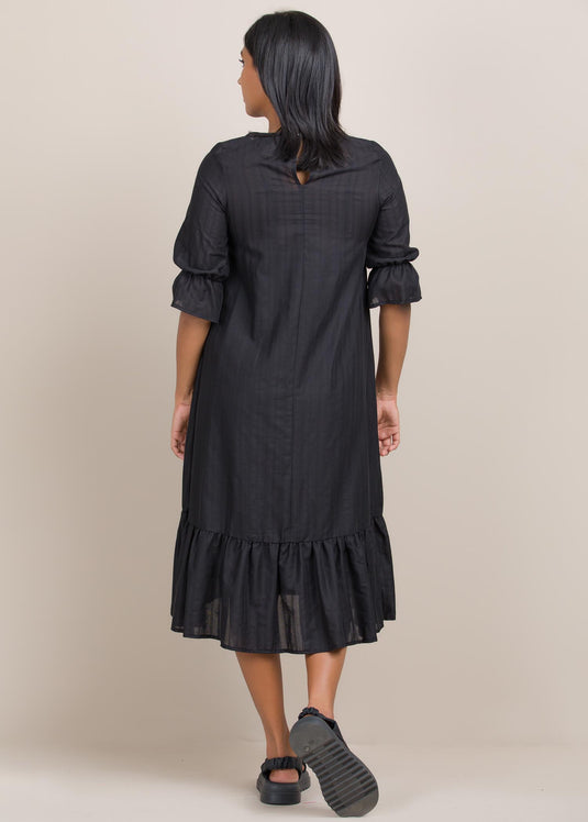 Tiered dress ith elasticated sleeve
