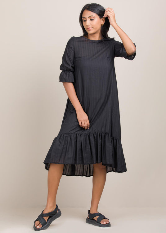 Tiered dress ith elasticated sleeve