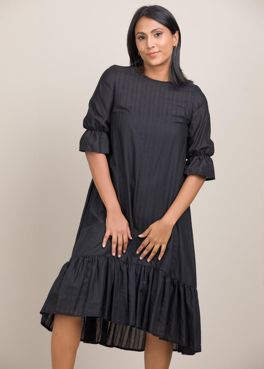 Tiered dress ith elasticated sleeve