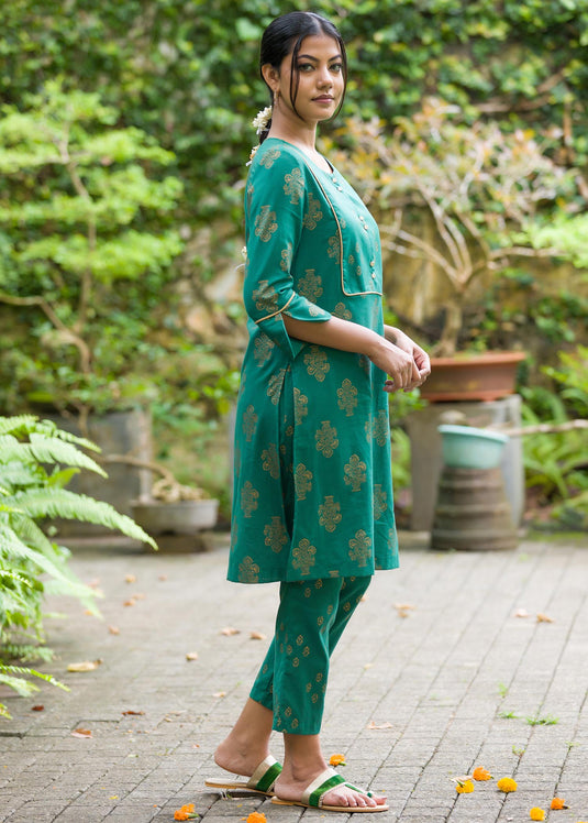 Printed kurtha top with gold colour piping