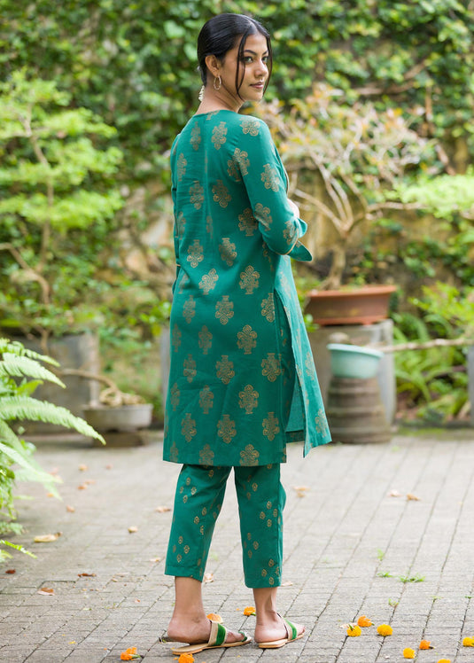 Printed kurtha top with gold colour piping