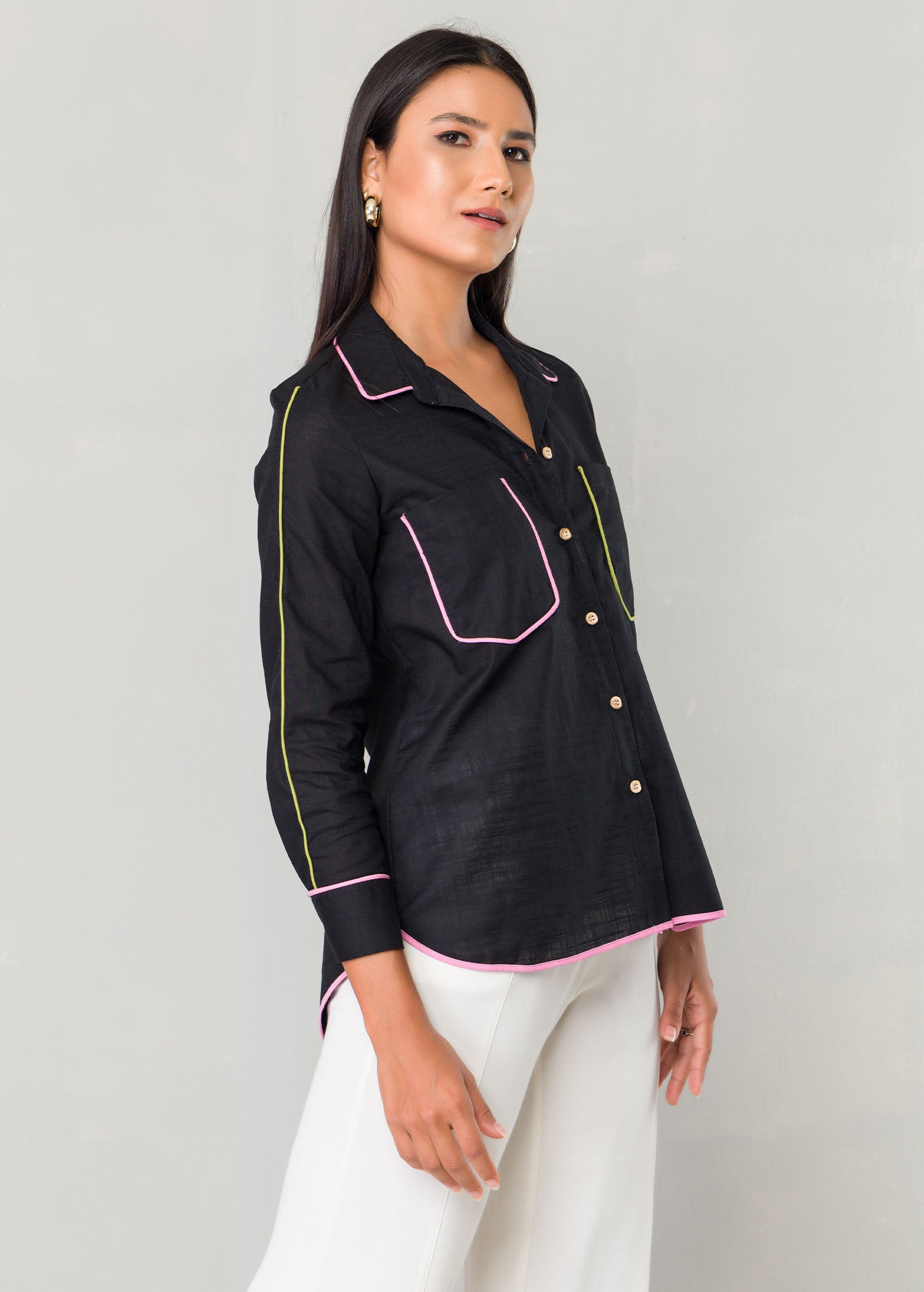 Contrast piping detailed shirt