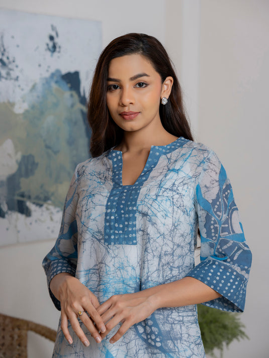 V- neckline dress detailed with borders