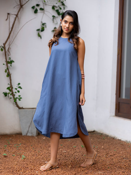 SLeeveless midi dress with curve hem