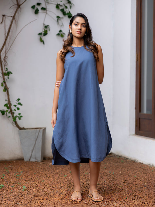 SLeeveless midi dress with curve hem