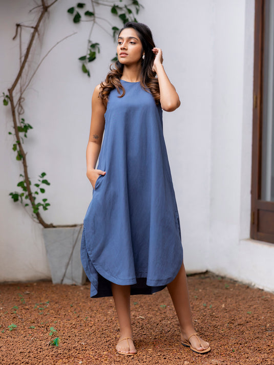 SLeeveless midi dress with curve hem