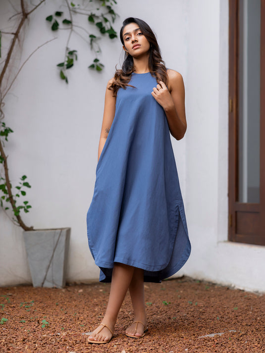 SLeeveless midi dress with curve hem