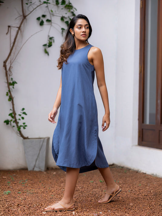 SLeeveless midi dress with curve hem