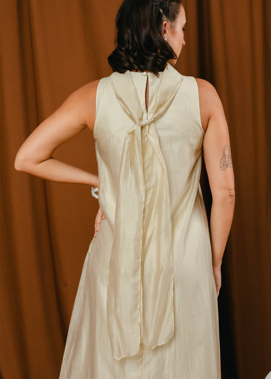 Sleeveless midi length dress with tie detailing