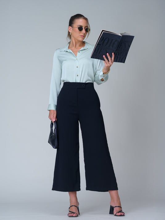 Basic shirt with gold buttons