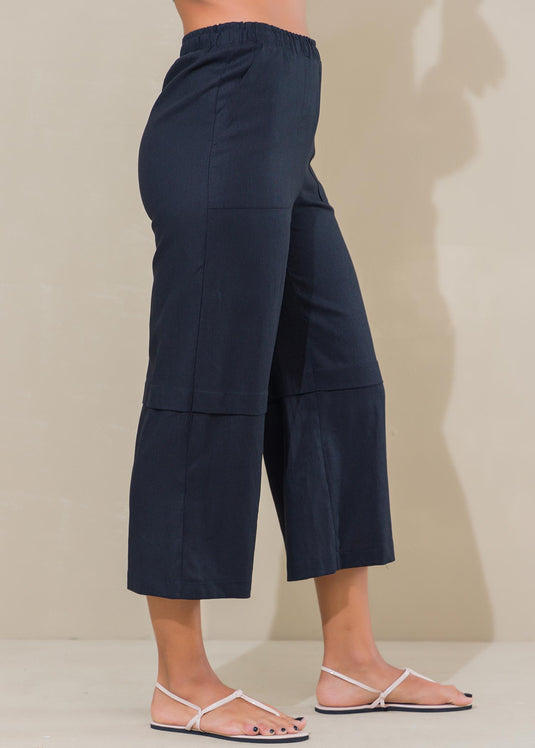 Three quarter linen pant with pleat detail