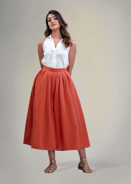 Sleeveless halte top with collar