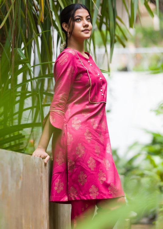 Printed kurtha top with gold colour piping