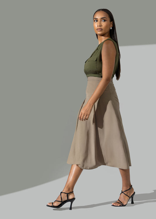 Sleeveless blouse with pockets