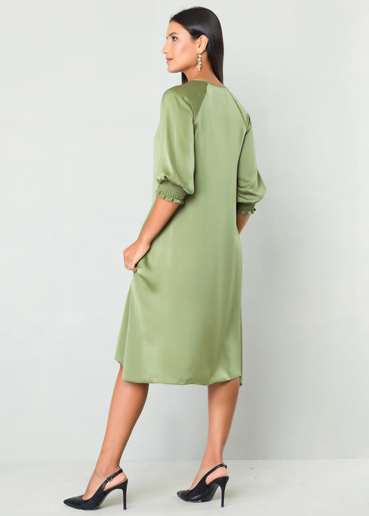 Keyhole detailed dress with smocked sleeve