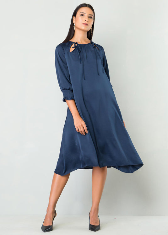 Keyhole detailed dress with smocked sleeve