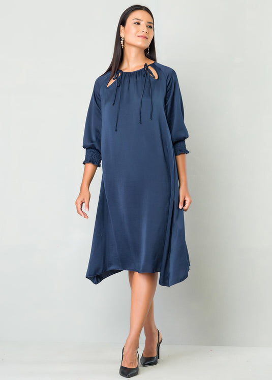 Keyhole detailed dress with smocked sleeve