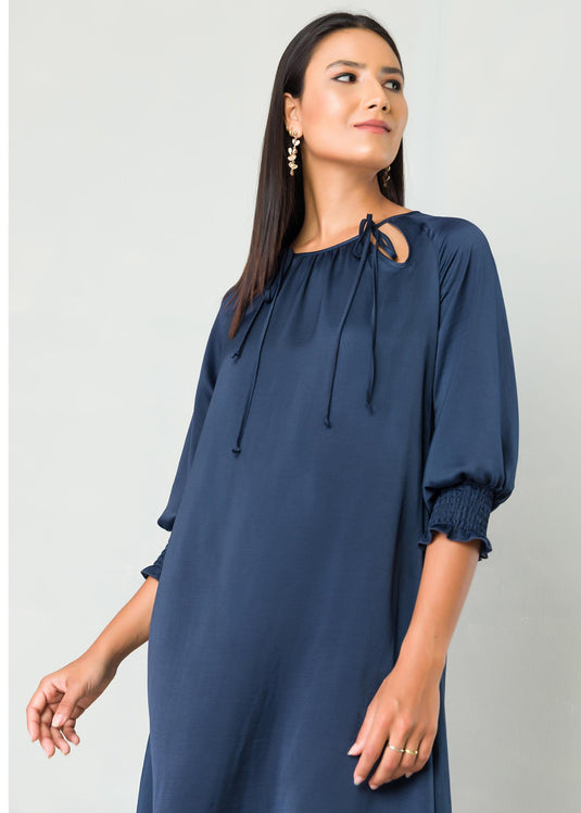 Keyhole detailed dress with smocked sleeve