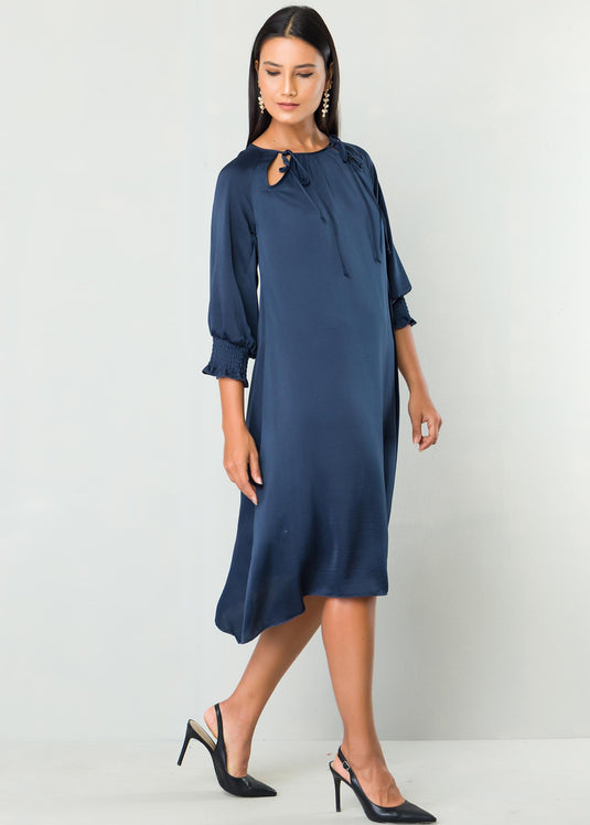 Keyhole detailed dress with smocked sleeve
