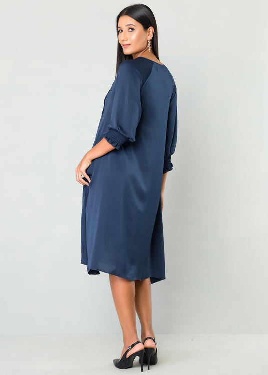 Keyhole detailed dress with smocked sleeve