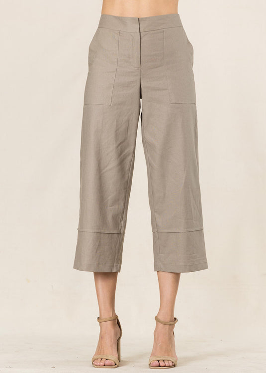 Cropped length pant with pockets and pin tuck detail