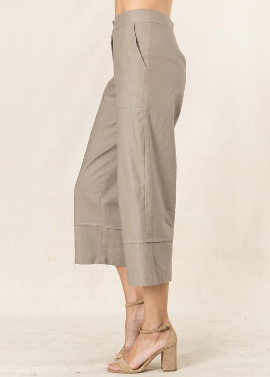 Cropped length pant with pockets and pin tuck detail